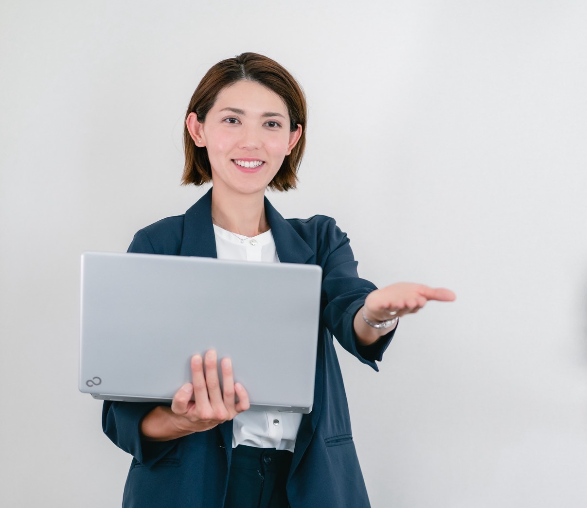 お客様へ丁寧に説明するスタッフ